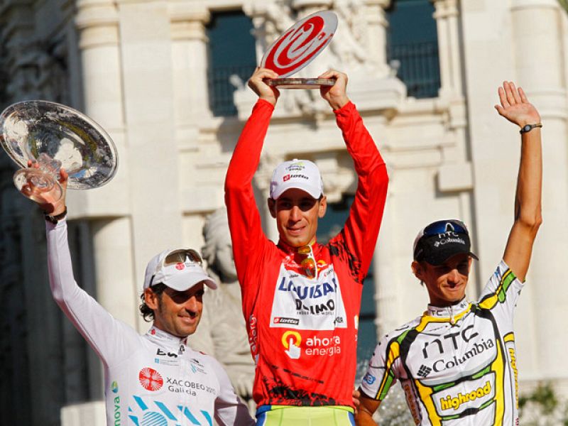 Así fue la entrega de premios a los tres primeros clasificados de la Vuelta 2010.