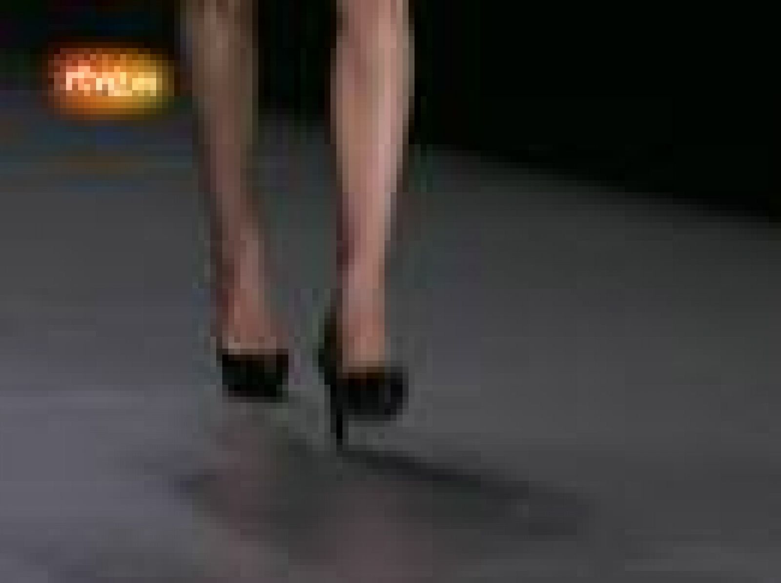  Lemoniez en Cibeles Madrid Fashion Week Septiembre 2010. Lemoniez mostró una colección que ha buscado su inspiración en los inicios de los setenta y las noches de "Le Palace". Vestidos largos, fluidos tipo túnica sin complicaciones, escotados en espalda y delanteros. Los pantalones son masculinos, las blusas con lazada, y la sastrería tipo smoking. La utilización de los lunares en telas de fuertes colores como turquesas, fucsias, marrones y negros fueron punto de atención en una colección muy a la medida de este diseñador.