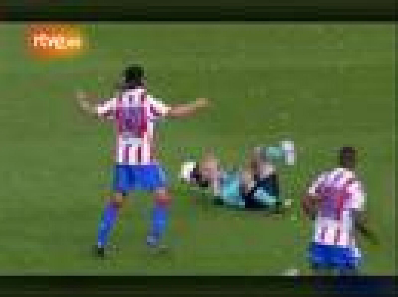  El jugador del Barcelona, Leo Messi, tuvo que abandonar el campo en camilla después del pisotón que le dio en el tobillo el futbolista del Atlético de Madrid, Ujfalusi.