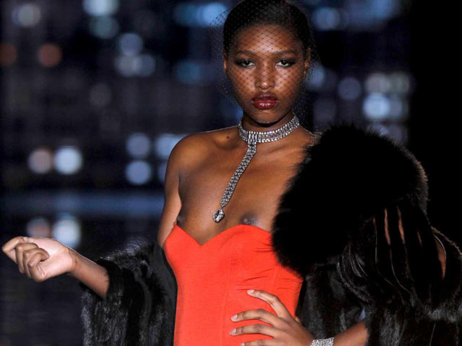 Andrés Sardá ha apostado fuerte por el lado masculino de la mujer. La nueva colección de verano 2011 es un homenaje a la estética de Helmut Newton, todo un universo de erotismo y sofisticación que muestra el lado más poderoso y seductor de la mujer a través de sus conjuntos de lencería y baño (20/09/10).