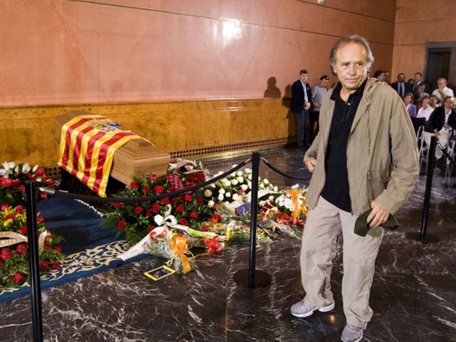 Un día más la Capilla ardiente de Labordeta atestada | Ver