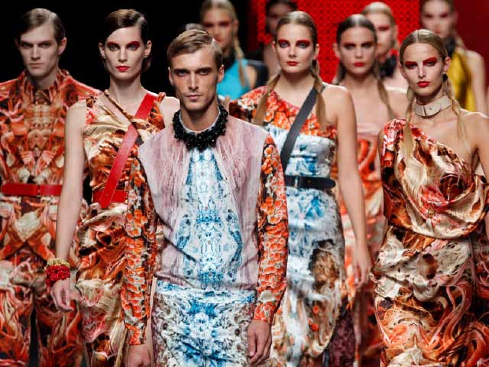 La diseñadora toledana Ana Locking ha apostado por una mujer de carácter fuerte, dueña de su destino, evocando para ella tanto un romanticismo gótico como una clara reminiscencia selvática en sus diseños (20/09/10). 