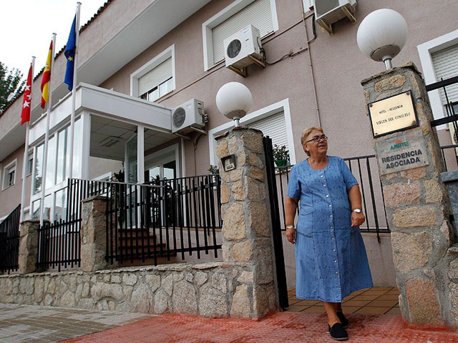 El cuidador que se olvidó de los dos ancianos fallecidos queda en libertad con cargos | Ver