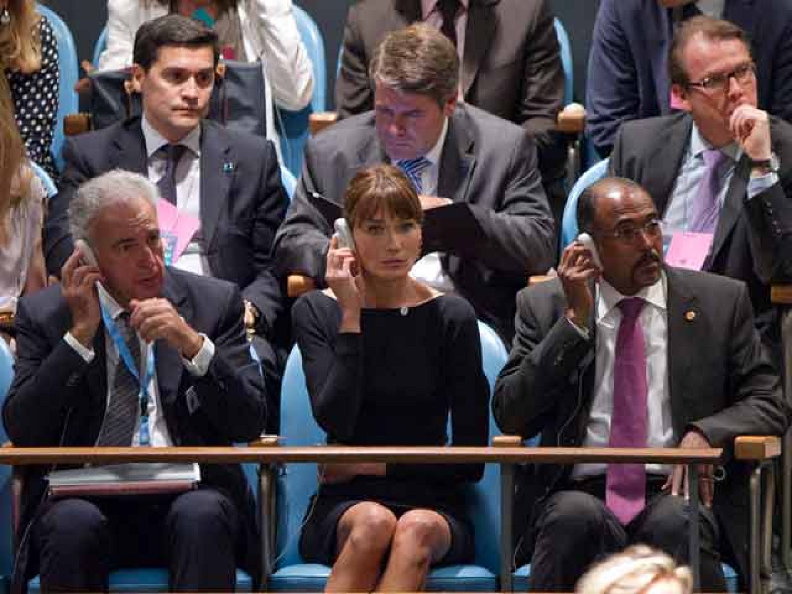   33 millones de personas en todo el mundo tienen el VIH de ellos dos terceras partes son africanos y en su mayoria mujeres. Muchas son obligadas a casarse con 12 y 13 años y una de cada 4 es forzada en su primera relación sexual, lo que aumenta la transmisión del sida.Tradición y cultura son en muchos casos una trampa 