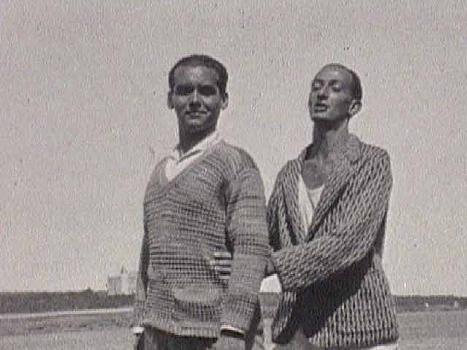  La Residencia de Estudiantes, que celebra este año su centenario, fue el lugar de reunión de grandes artistas e intelectuales. Alli se conocieron García Lorca y Dalí. Ahora una exposición examina el vínculo que surgió entre ellos en esos años de estudiantes. 