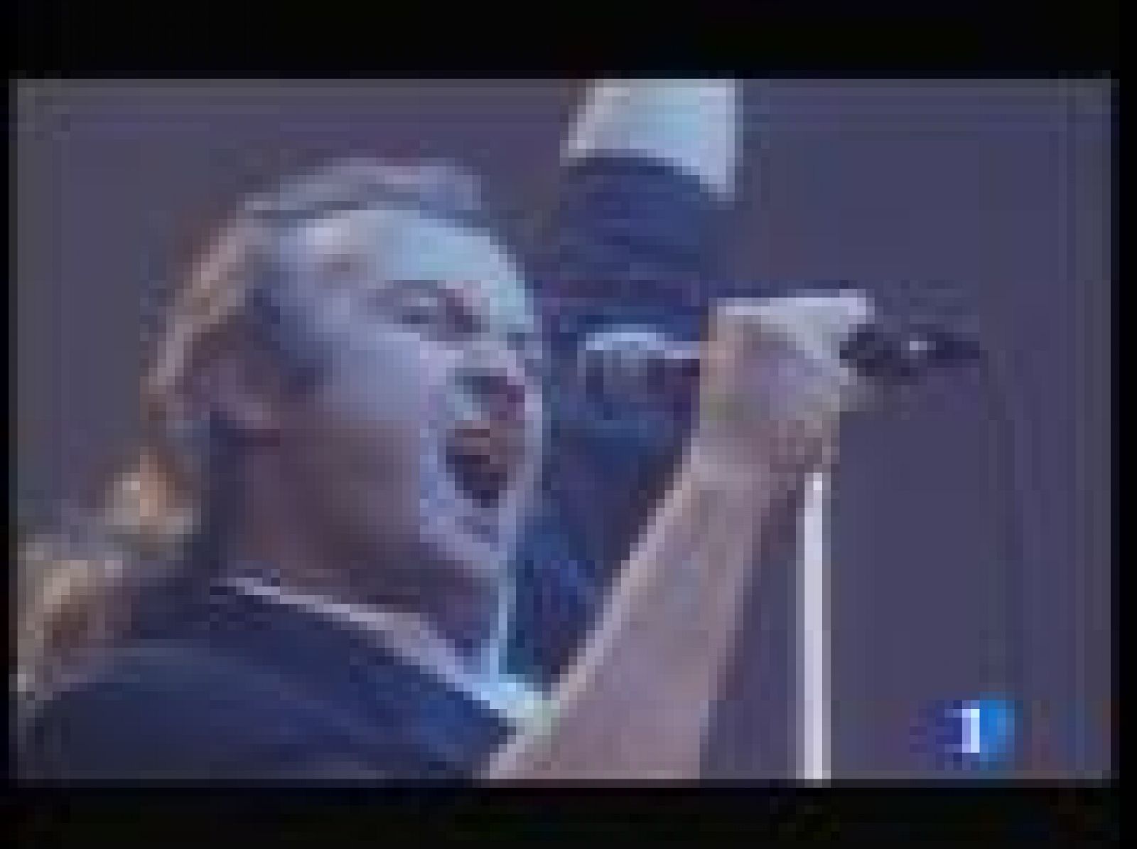 Lleva 40 años en el mundo de la música. Y ahora, con 59, Phil Collins, retirado de las giras y casi de los escenarios, presenta nuevo disco: " Going Back". Es una vuelta al pasado con éxitos de la Motown. El músico inglés está hoy en Madrid