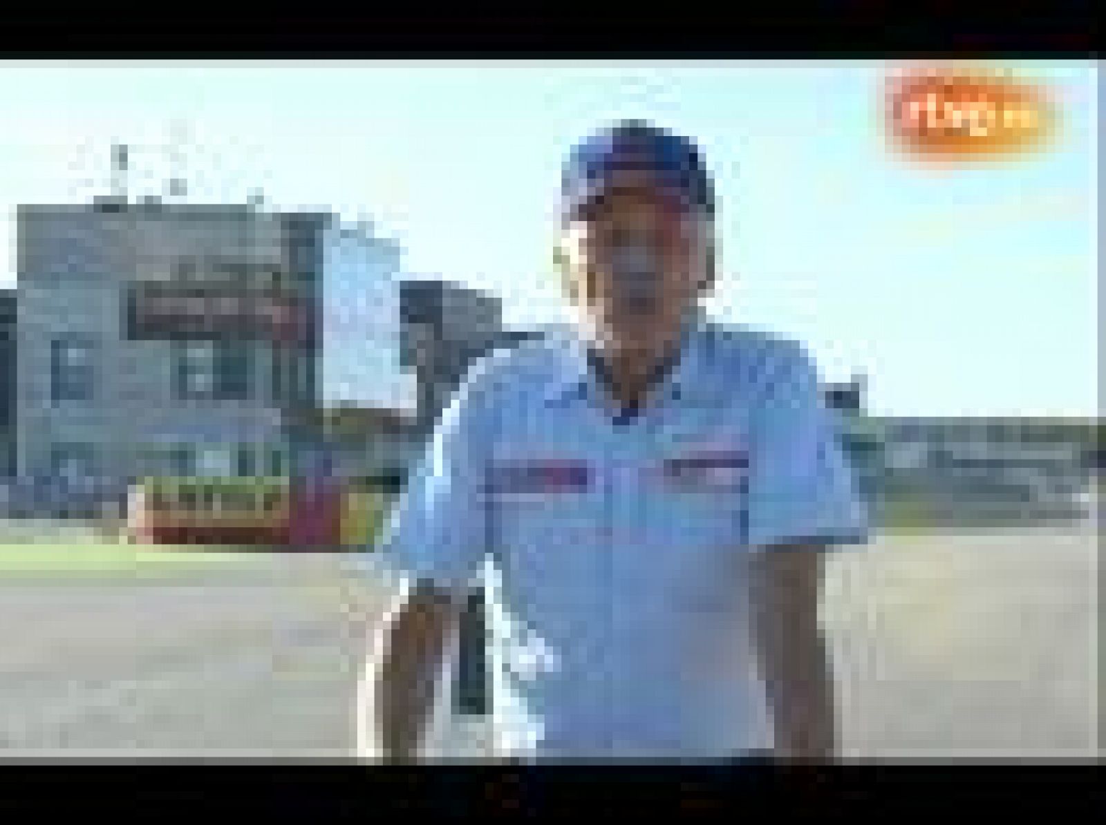 Dennis Noyes recuerda cómo los pilotos eran bendecidos por el cura del pueblo antes de la carrera.