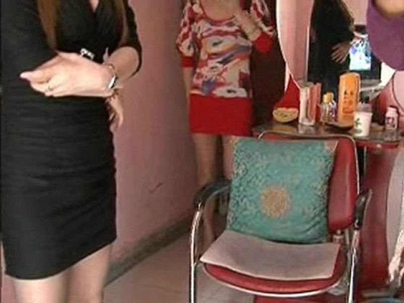  En China la prostitución está prohibida pero se calcula que unos 10 millones de mujeres la ejercen. En las últimas semanas el Gobierno de aquel país ha detenido a 20.000 prostitutas y proxenetas en 26 ciudades.  