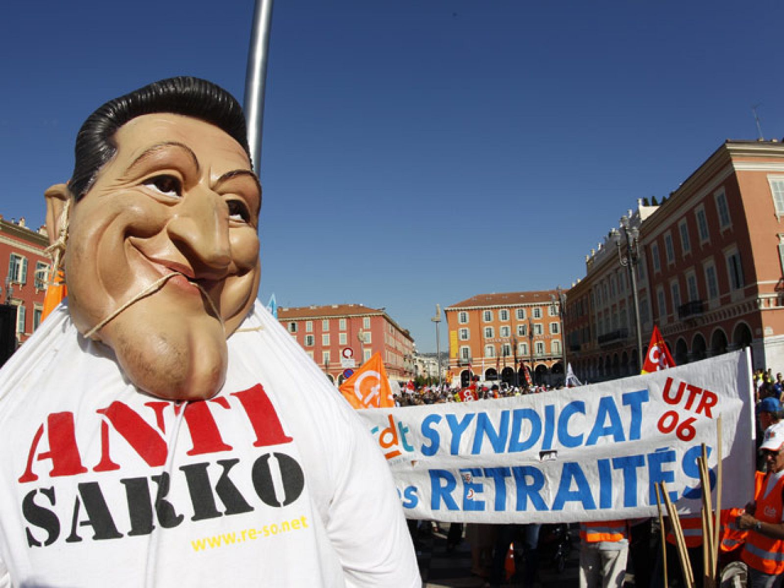 La huelga general que paraliza Francia obliga a cancelar 50 vuelos españoles | Ver