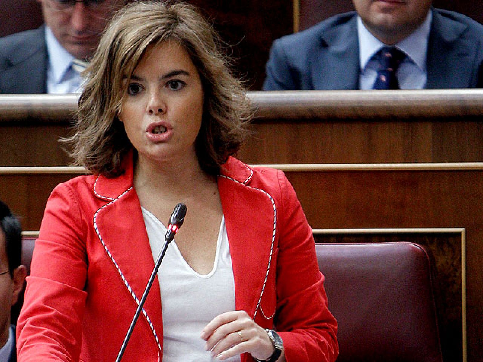 La portavoz del Grupo Popular, Soraya Sáenz de Santamaría, considera que el traspaso de las políticas activas de empleo al País Vasco rompe "la caja de las pensiones" y el principio de la igualdad entre españoles. Acusa al presidente José Luis Rodríguez Zapatero  de "deslealtad" hacia los ciudadanos. "Nunca nadie había pagado tanto por unos presupuestos", ha dicho.