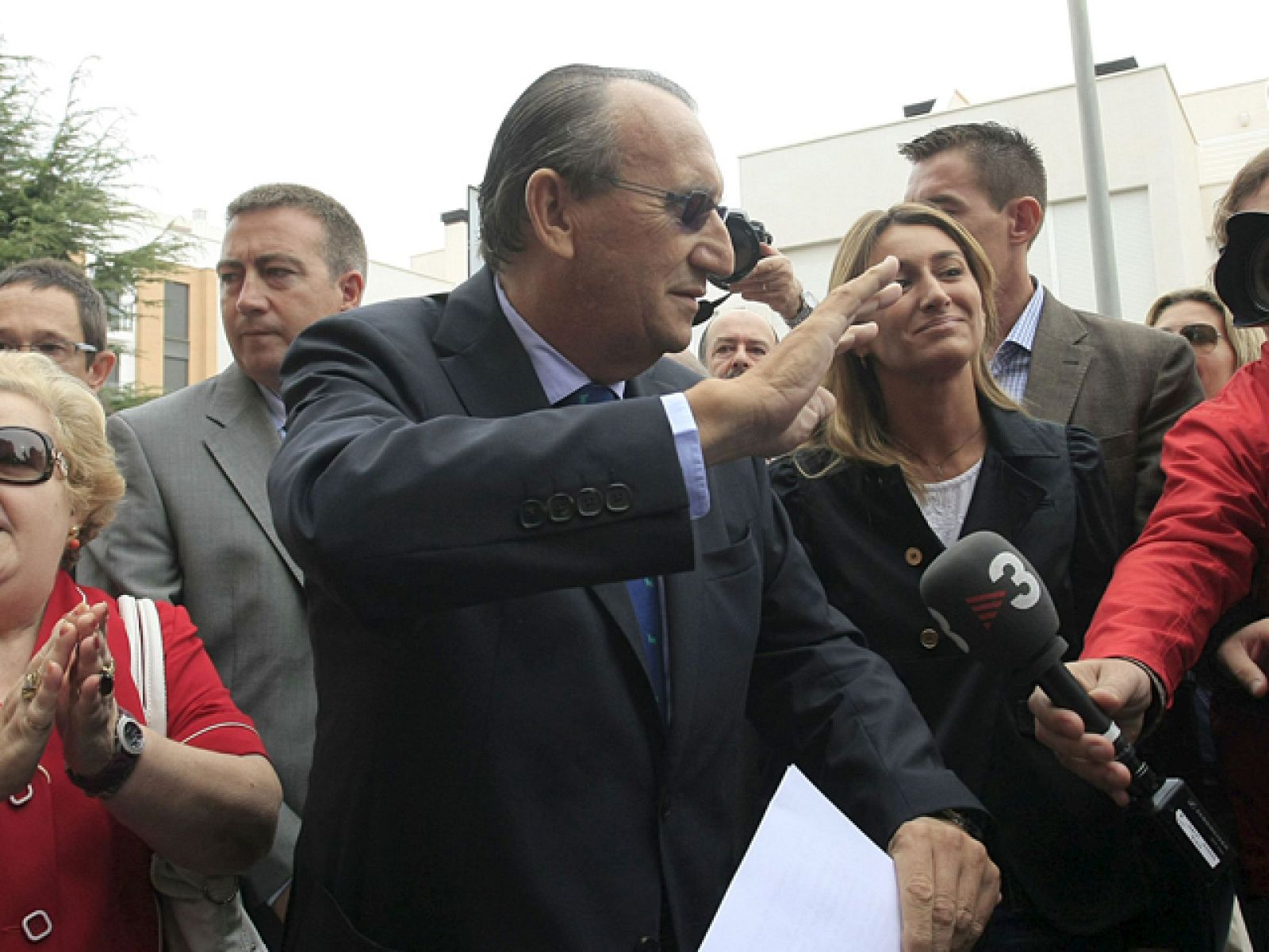  El presidente de la Diputación de Castellón, el popular Carlos Fabra, ha declarado hoy ante el juez como imputado por varios delitos, entre ellos  cohecho y fraude fiscal por los que la fiscalía pide 15 años de prisión.  En la puerta de los juzgados Fabra ha defendido su inocencia y por eso, dice, que no dimite.