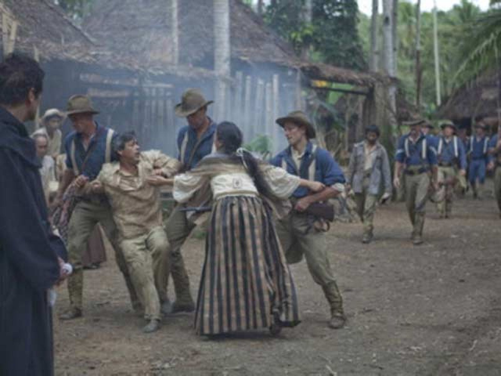 Amigo se centra en Rafael Dacanay, cabeza del barrio de San Isidro, en una área arrocera de Luzón, Filipinas. Su hermano Simón, jefe de la guerrilla local, ha obligado a la Guardia Civil española a retirarse de su avanzada y encarga a Rafael que encarcele al Capitán de la guarnición y a un fraile español, el Padre Hidalgo, en nombre del gobierno revolucionario. Pero cuando las tropas americanas que iban tras el General Aguinaldo llegan, el oficial español y el Padre Hidalgo son liberados, y una guarnición al mando del Teniente Ike Compton permanece para "proteger" el barrio. La política de ocupación estadounidense evoluciona de "corazones y mentes" a "concentración" (lo que se denominó "hamletting" durante la guerra de Vietnam) y Rafael tiene que responder tanto ante los americanos como ante los patriotas filipinos, con consecuencias mortales.