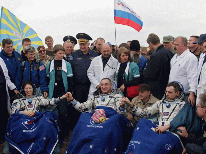 Aterriza sin problemas la nave Soyuz con dos astronautas rusos y una cosmonauta estadounense a bordo
