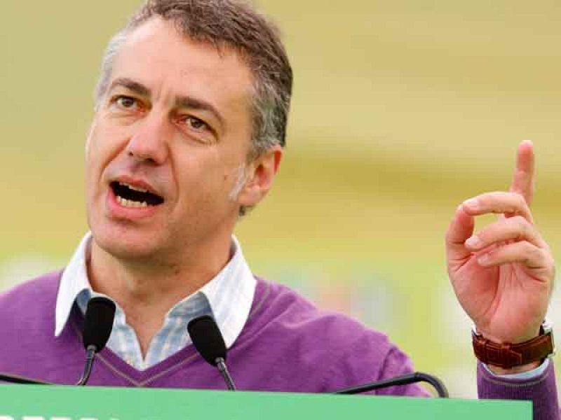 Urkullu critica las "escenificación" de Batasuna y ETA
