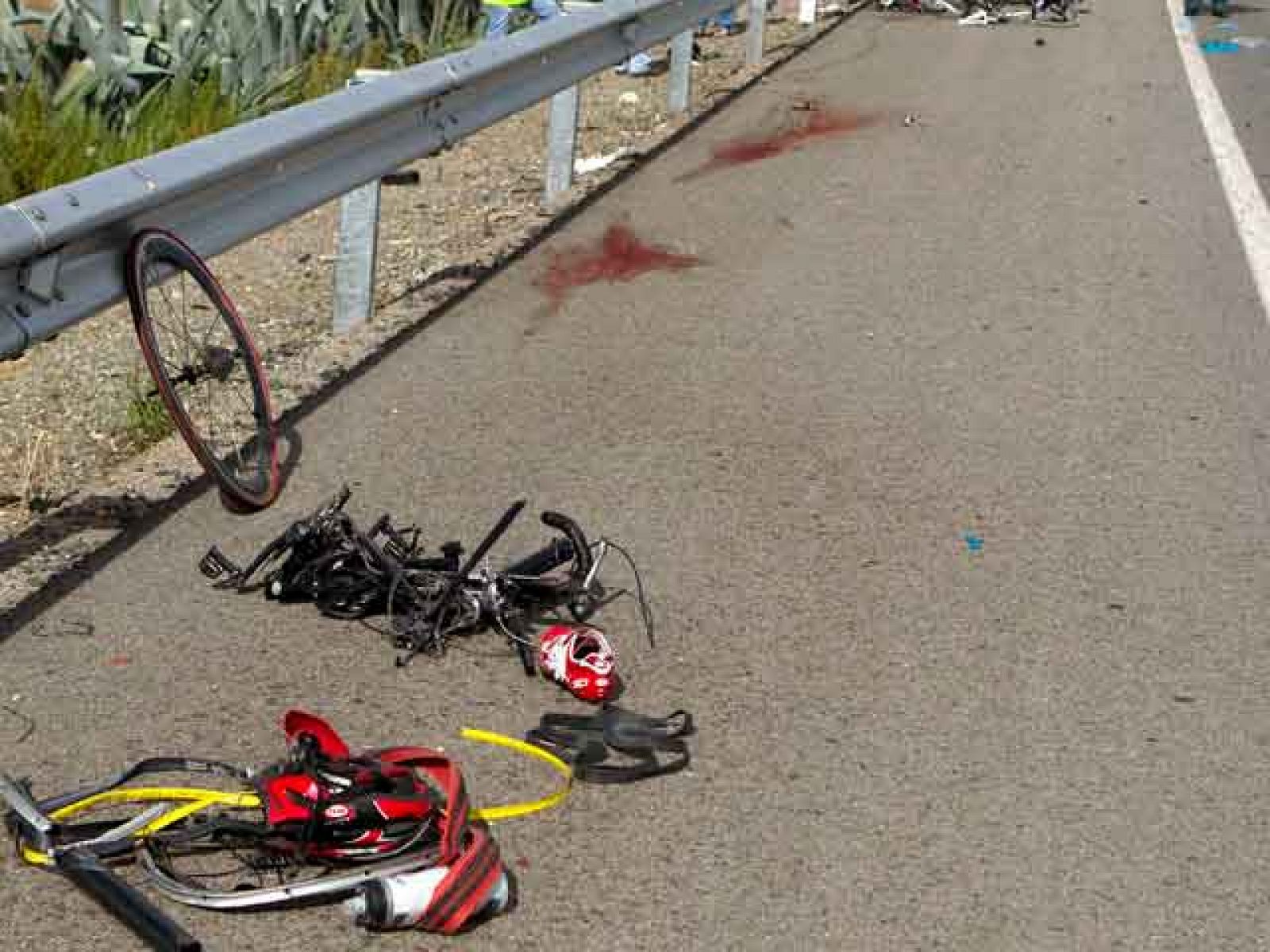 Mueren dos ciclistas al ser arrollados por un coche