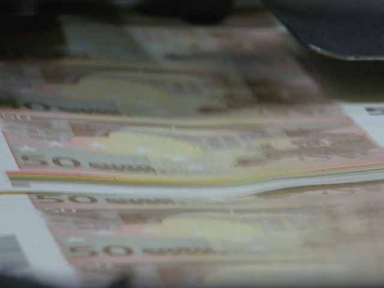  El déficit del Estado se redujo más de un 42 por ciento durante agosto en comparación con el mismo mes del año pasado. Está por debajo de los 35 mil millones de euros gracias al aumento de los ingresos por IVA, aunque aún no se recoge la subida de julio. Y la Seguridad Social mantiene un superávit cercano a los 7.500 millones.