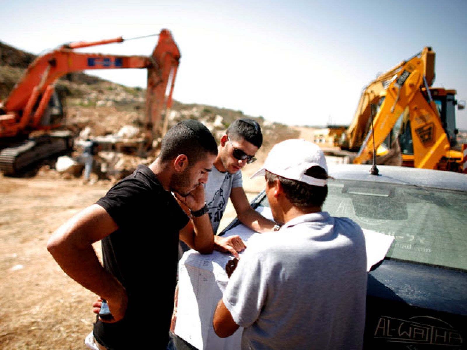  Los colonos judíos han reanudado hoy la construcción de nuevos asentamientos en Cisjordania . Esta medianoche ha finalizado la moratoria impuesta por Israel en los territorios palestinos.