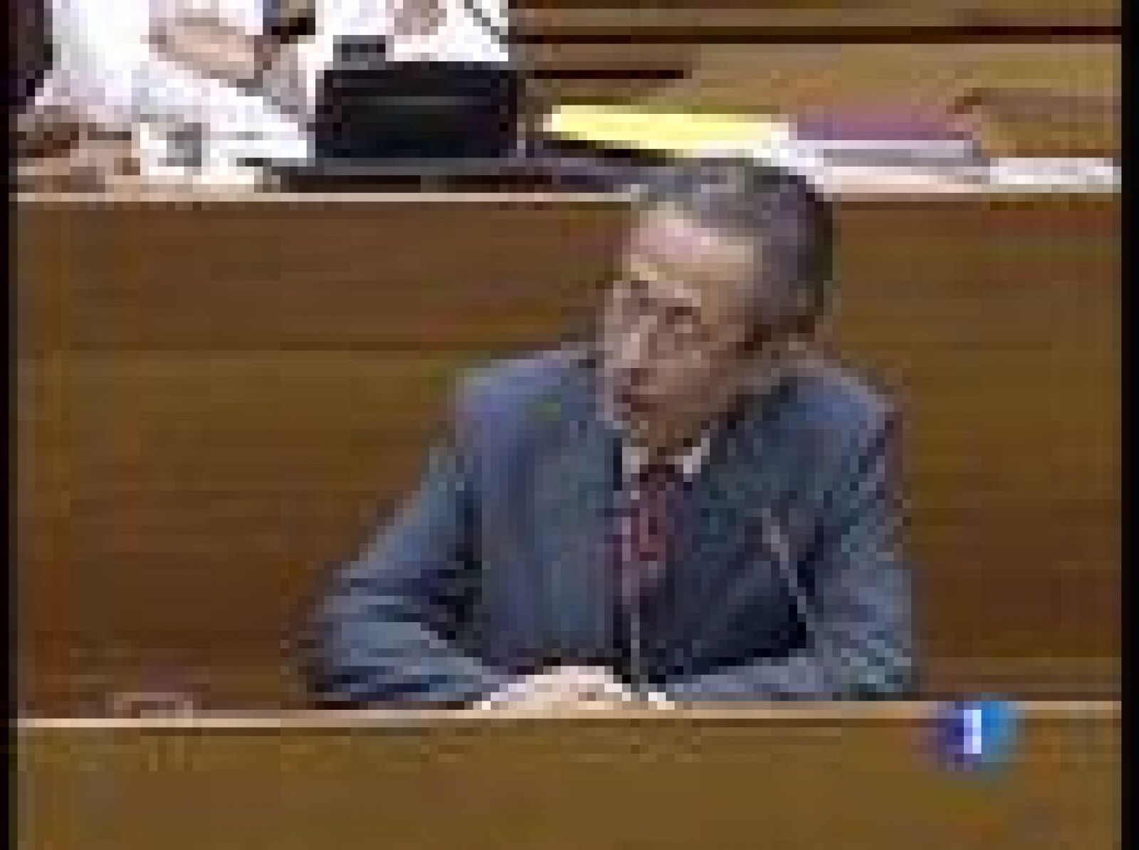 El portavoz socialista valenciano tira una piedra para mostrar que "está libre de corrupción" | Ver