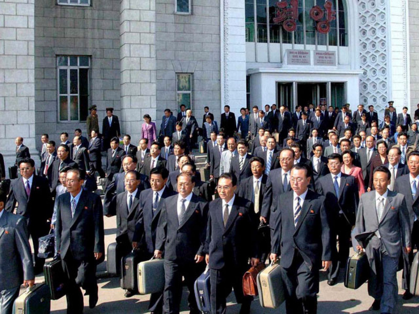   Corea del Norte, el país más aislado del mundo, prepara esta semana el relevo del dictador, Kim Jong Il. En los últimos años decenas de miles de norcoreanos han escapado del férreo régimen y permanecen refugiados en la vecina Corea del Sur. Son desertores que cuentan dramáticas historias de cómo huyeron de su país. 