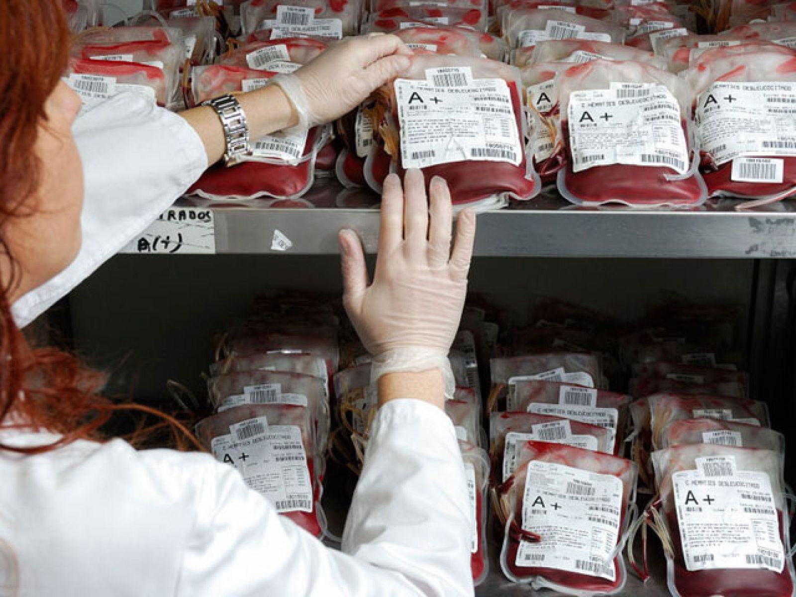  Se cumplen ahora 25 años de la prohibición de vender sangre humana en nuestro país. Fue una decisión clave para su control y garantía de calidad. Desde entonces, las donaciones son altruistas. En España hay 41 donantes por cada mil habitantes, todavía insuficiente para cubrir todas las necesidades. Aunque la sangre no se compra, los hospitales pagan una tarifa por los gastos que ocasiona procesarla.