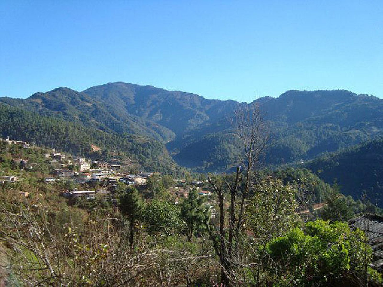  Un deslizamiento de tierra ha sepultado unas 300 casas en el sur de México esta madrugada y se teme que cientos de personas hayan muerto mientras dormían, según han informado las autoridades locales y los medios de comunicación. 