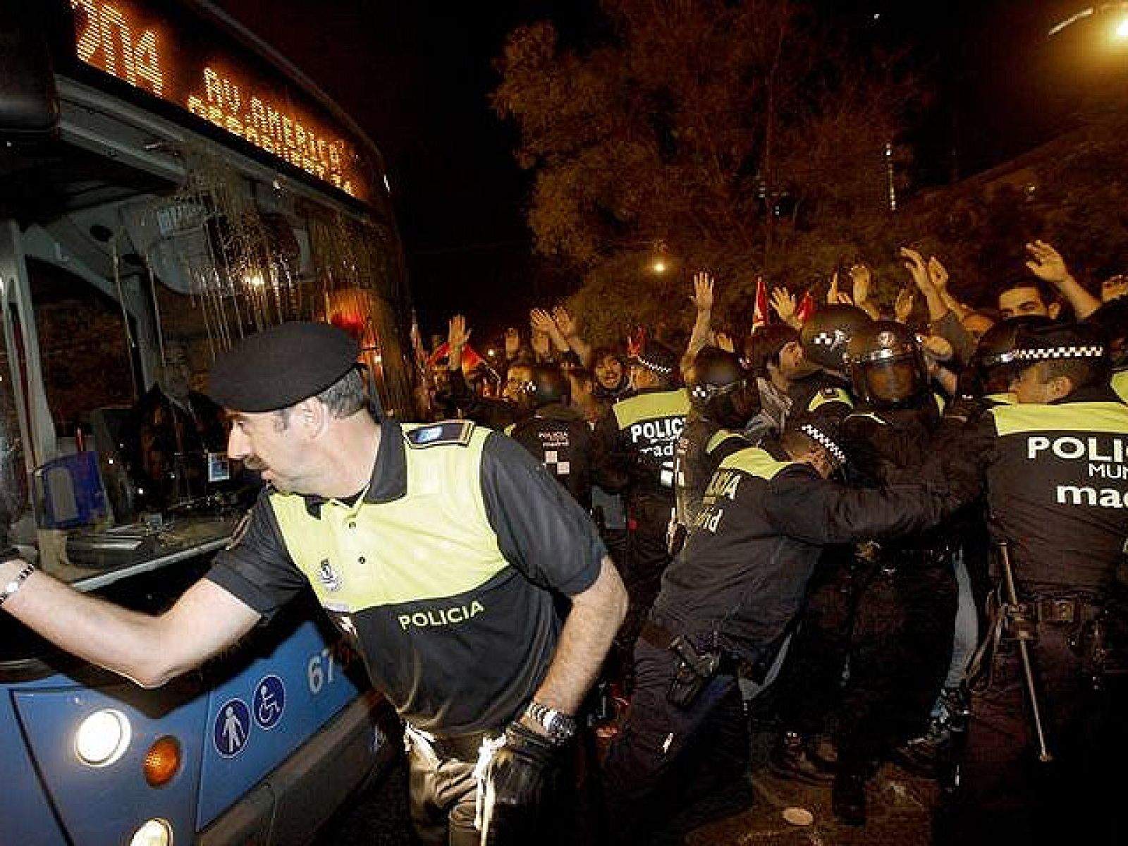 Los piquetes se ceban con los autobuses de la EMT de Madrid | Ver