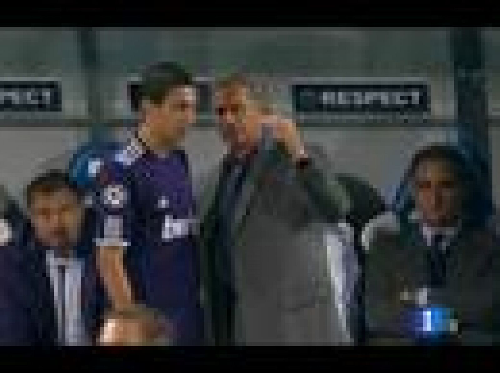 El Real Madrid consiguió la segunda victoria consecutiva, que le coloca líder de su grupo con seis puntos. No obstante, el juego de los de Mourinho volvió a mostrar muchas carencias. El portugués que sorprendió a todos con un tribote defensivo en el