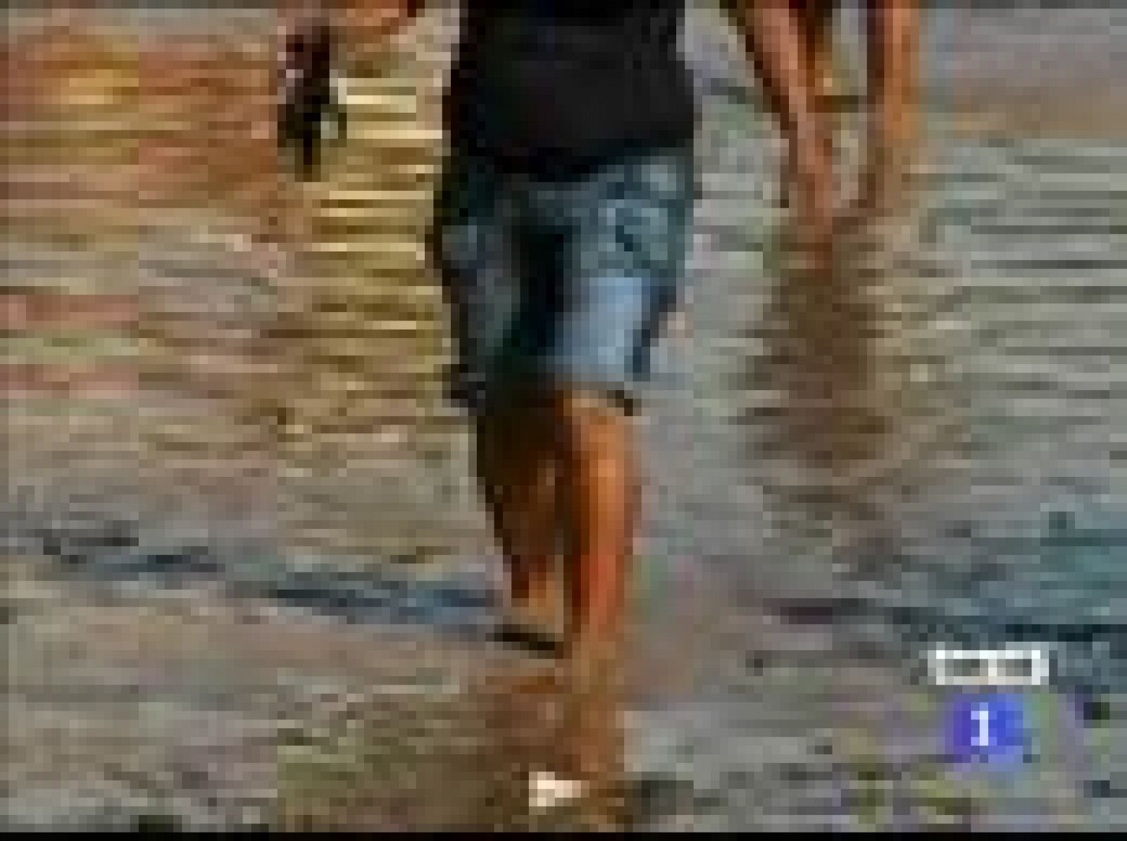 Los deslizamientos de tierra se sueceden en el sur de México por las fuertes lluvias de los últimos días. Al desprendimiento de Oaxaca se suma en las últimas horas otro en Chiapas. Al menos 20 personas han muerto por los derrumbes (30/09/2010).