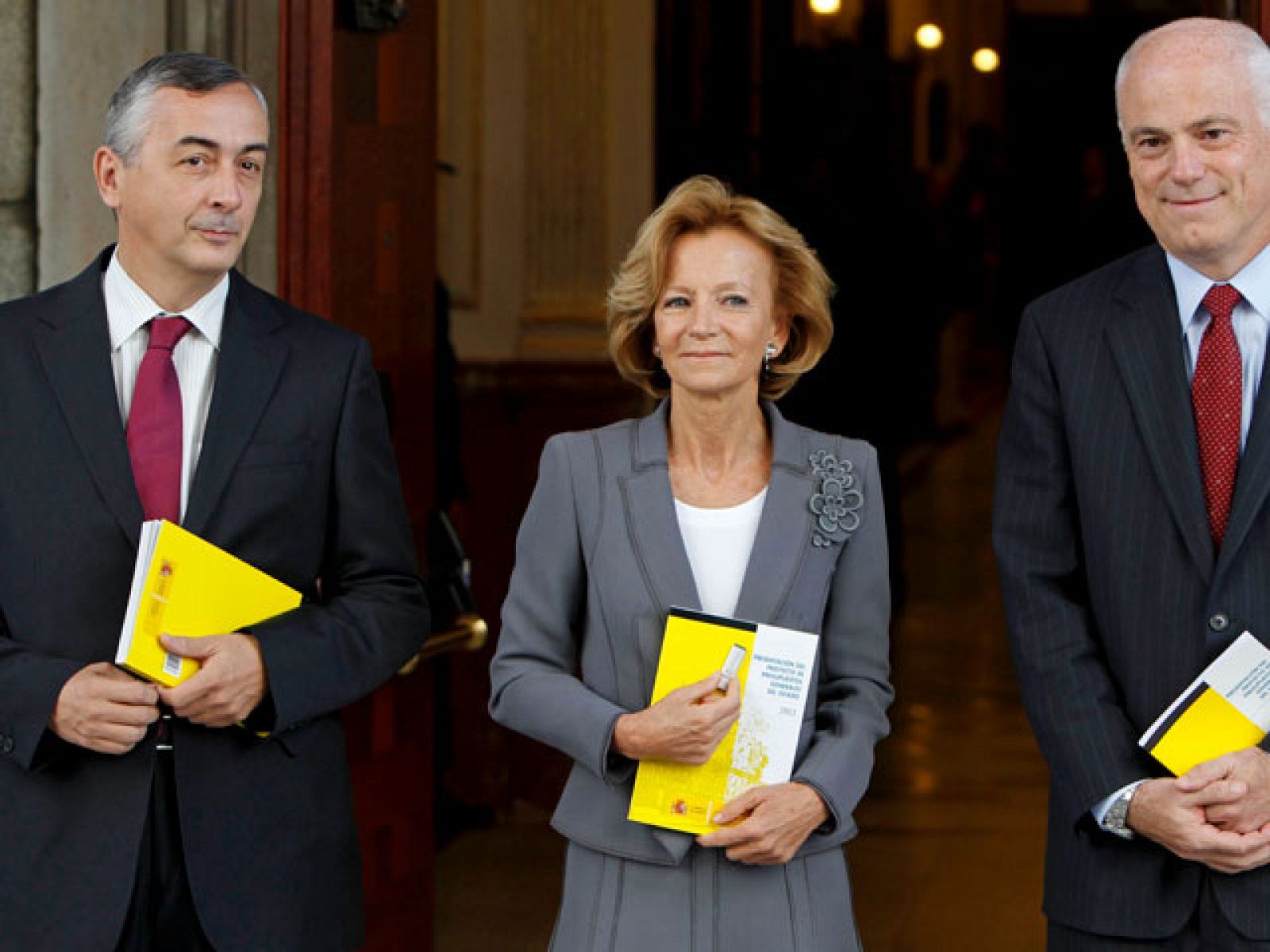 La huelga general ha retrasado la llegada al Congreso de los presupuestos que se han presentado este año el último día de plazo. Unos presupuestos en los que, según la vicepresidenta Salgado la reducción del déficit es compatible con el mantenimiento de la protección social. 