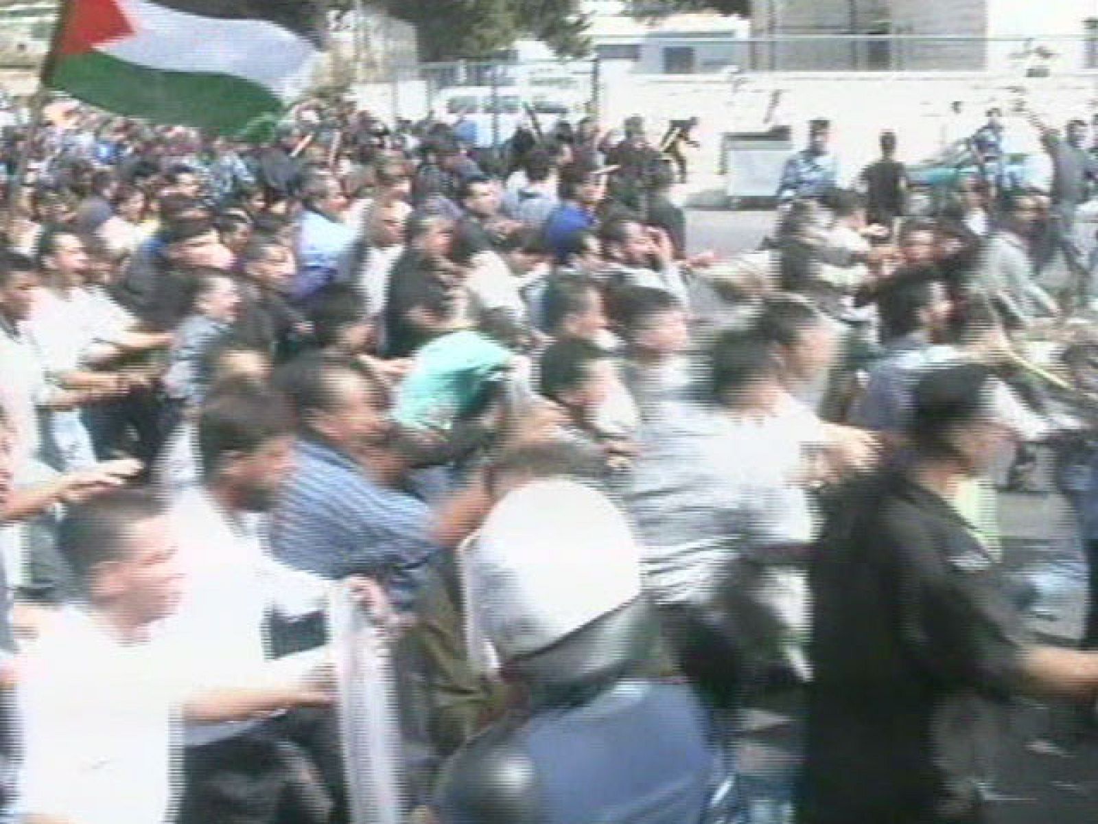 Hace 10 años el fracaso de las negociaciones de paz en Oriente Próximo desembocó en la segunda Intifada. El aniversario coincide ahora con el comienzo de un nuevo diálogo entre israelíes y palestinos. Hemos hablado con un protagonista de aquella revuelta que hoy cumple, una década.
