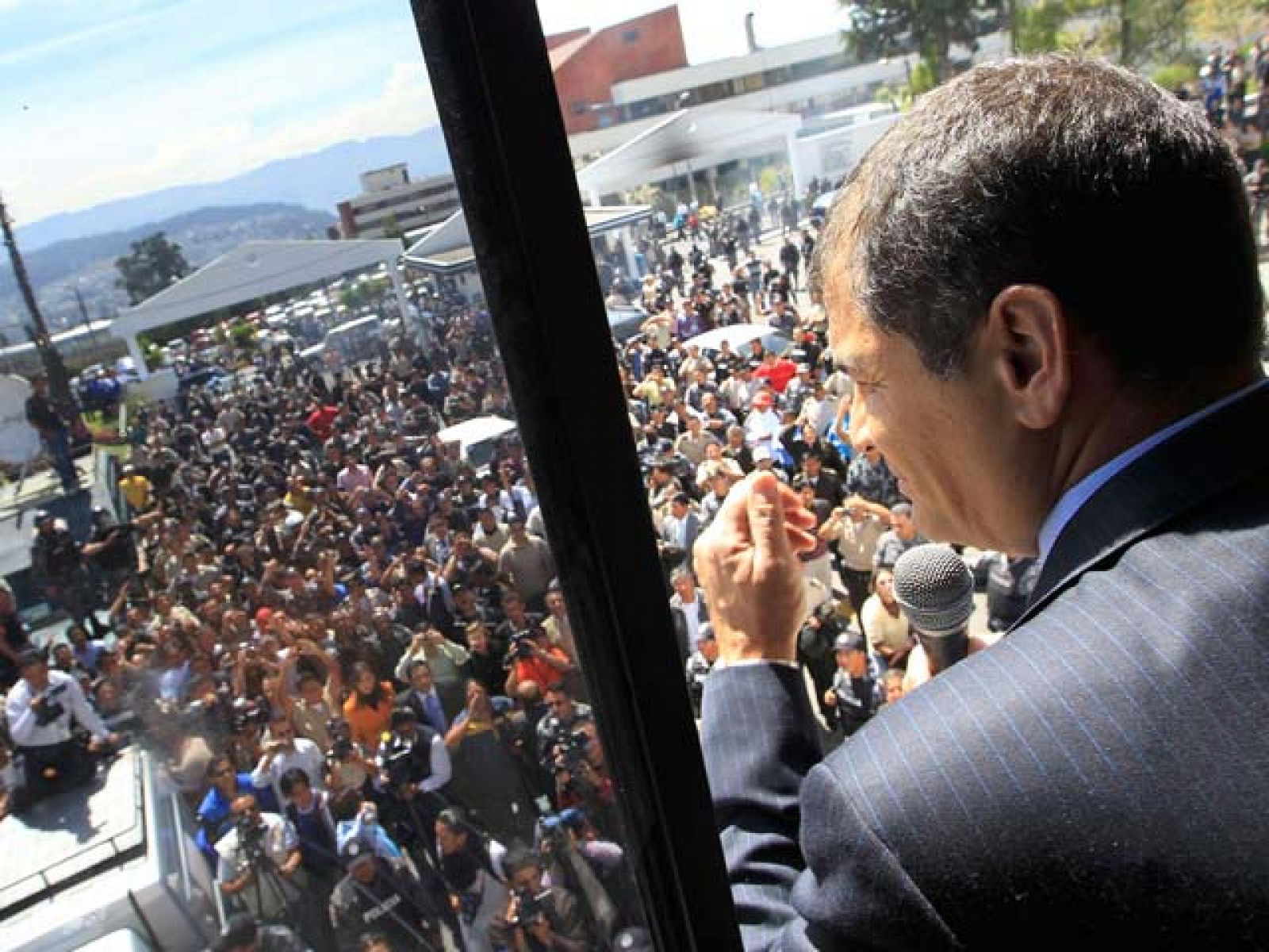 Cientos de policías han ocupado y bloqueado la pista del aeropuerto internacional, que permanece cerrado, y las instalaciones de un regimiento.