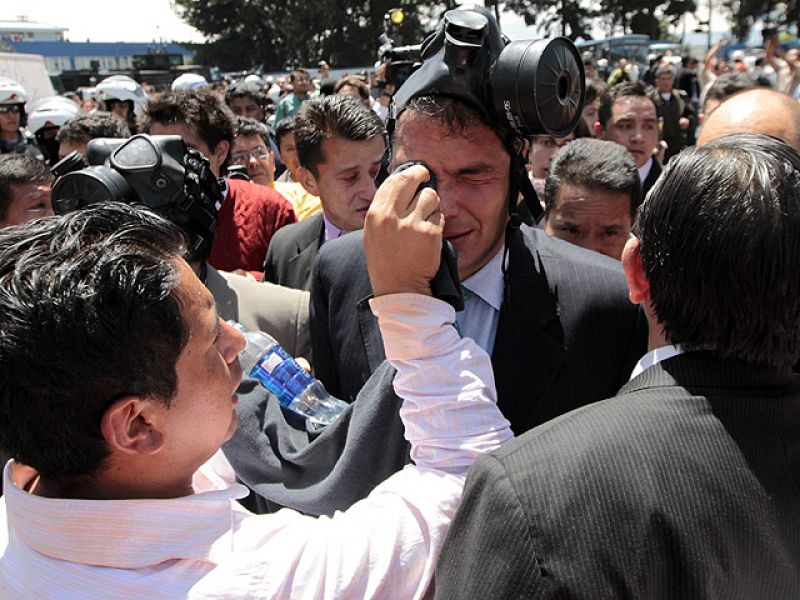 El presidente de Ecuador ha tenido que hacer uso de una máscara de gas ante las protestas de los policías, que han reaccionado con contundencia al anuncio de la eliminación de incentivos profesionales por parte de la Asamblea Nacional.