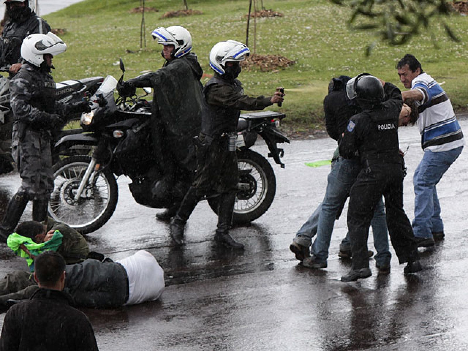 El Gobierno ha decretado el estado de excepción. Todo ha comenzado con una revuelta policial a la que se han unido algunos militares.