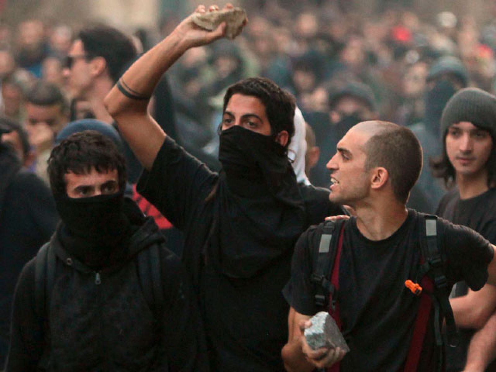 Grupos antisistema protagonizaron graves disturbios.