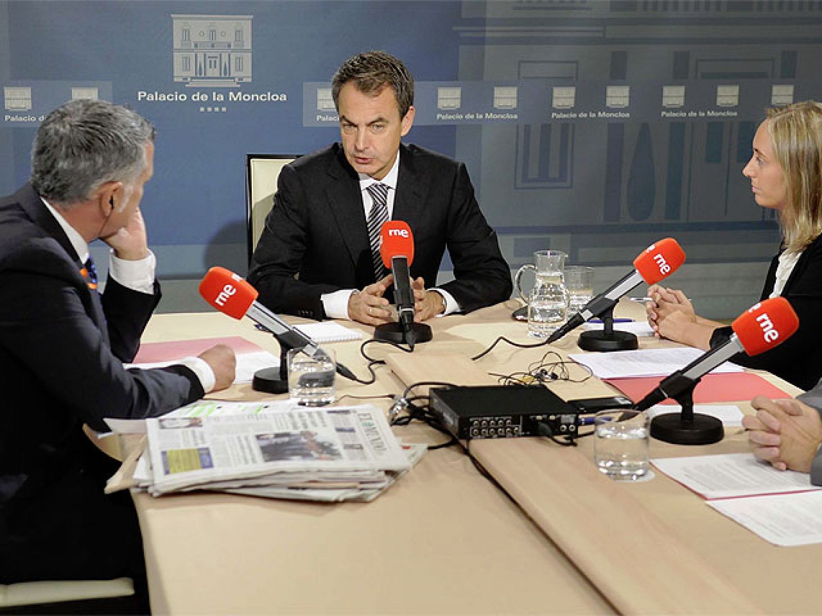 "El domingo deseo ver una gran participación" en las primarias de Madrid. "Lo importante es que todos los militantes vayan a votar" y así "el PSOE dará un ejemplo de compromiso democrático". "Quien gane tendrá el apoyo de todo el partido socialista", ha dicho el presidente del Gobierno, José Luis Rodríguez Zapatero, sobre la celecración de primarias el próximo domingo para designar al candidato que competirá con Esperanza Aguirre. En una entrevista en Radio Nacional ha dejado entrever que su favorita es Trinidad Jiménez.