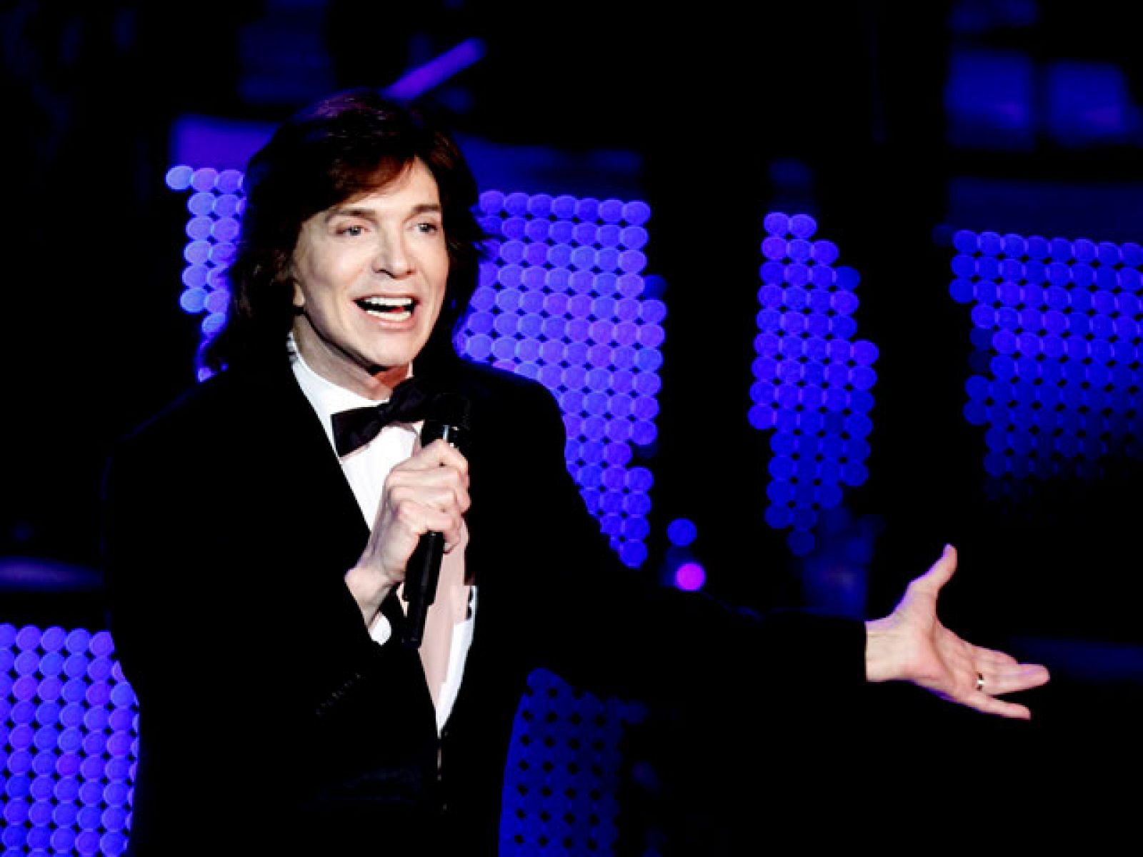 Camilo Sesto se retira definitivamente de los escenarios | Ver