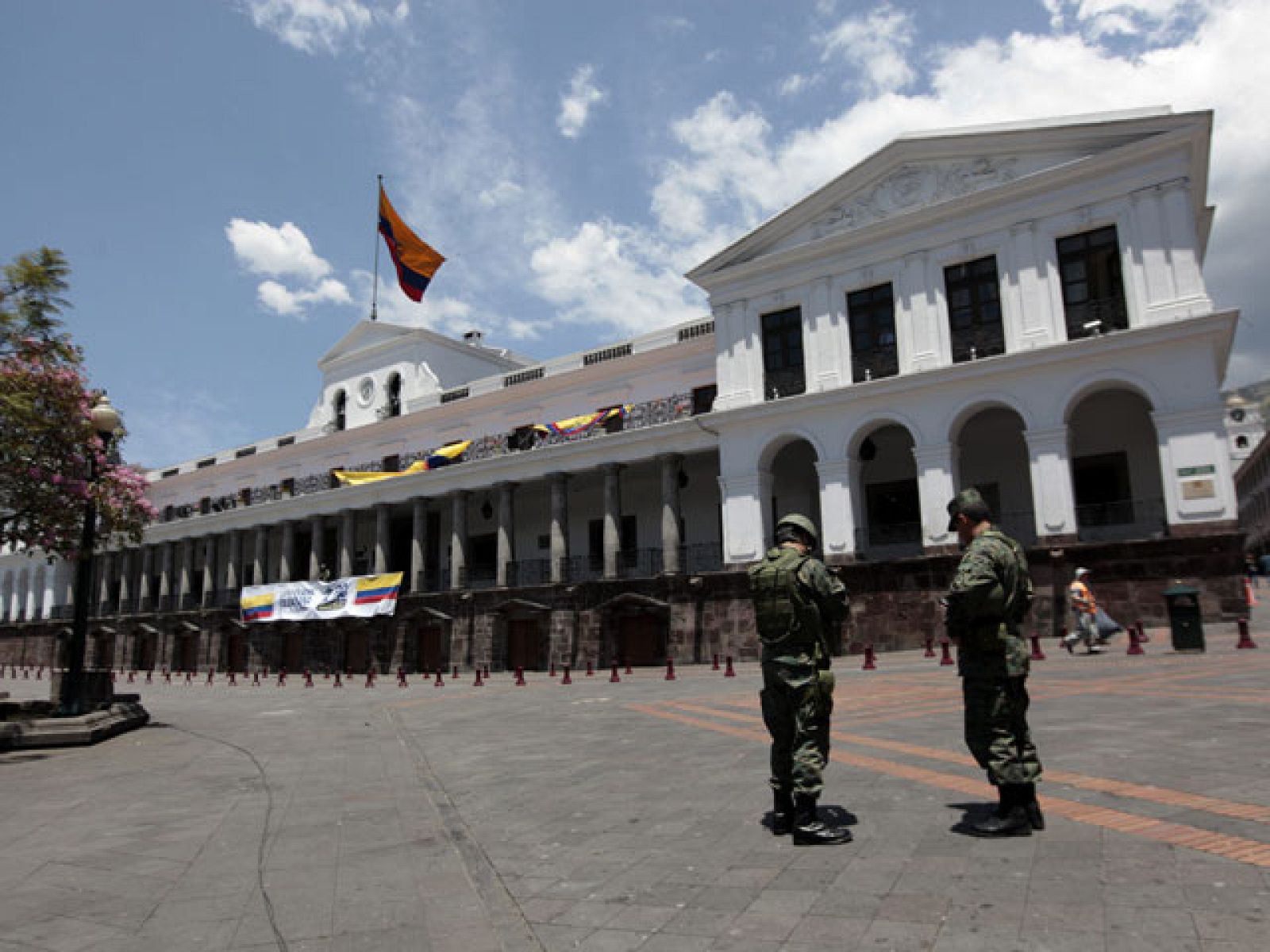 El comandante de la policía de Ecuador ha presentado su dimisión, es una de las primeras repercusiones tras la sublevación policial de este jueves. El país ha regresado a la calma y el presidente Correa ha asegurado que la situación se encuentra bajo control. (02/10/2010).