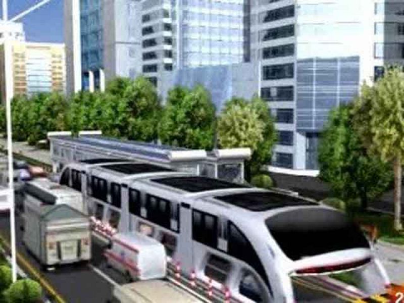 China diseña un autobús eléctrico elevado por encima de la carretera para evitar atascos