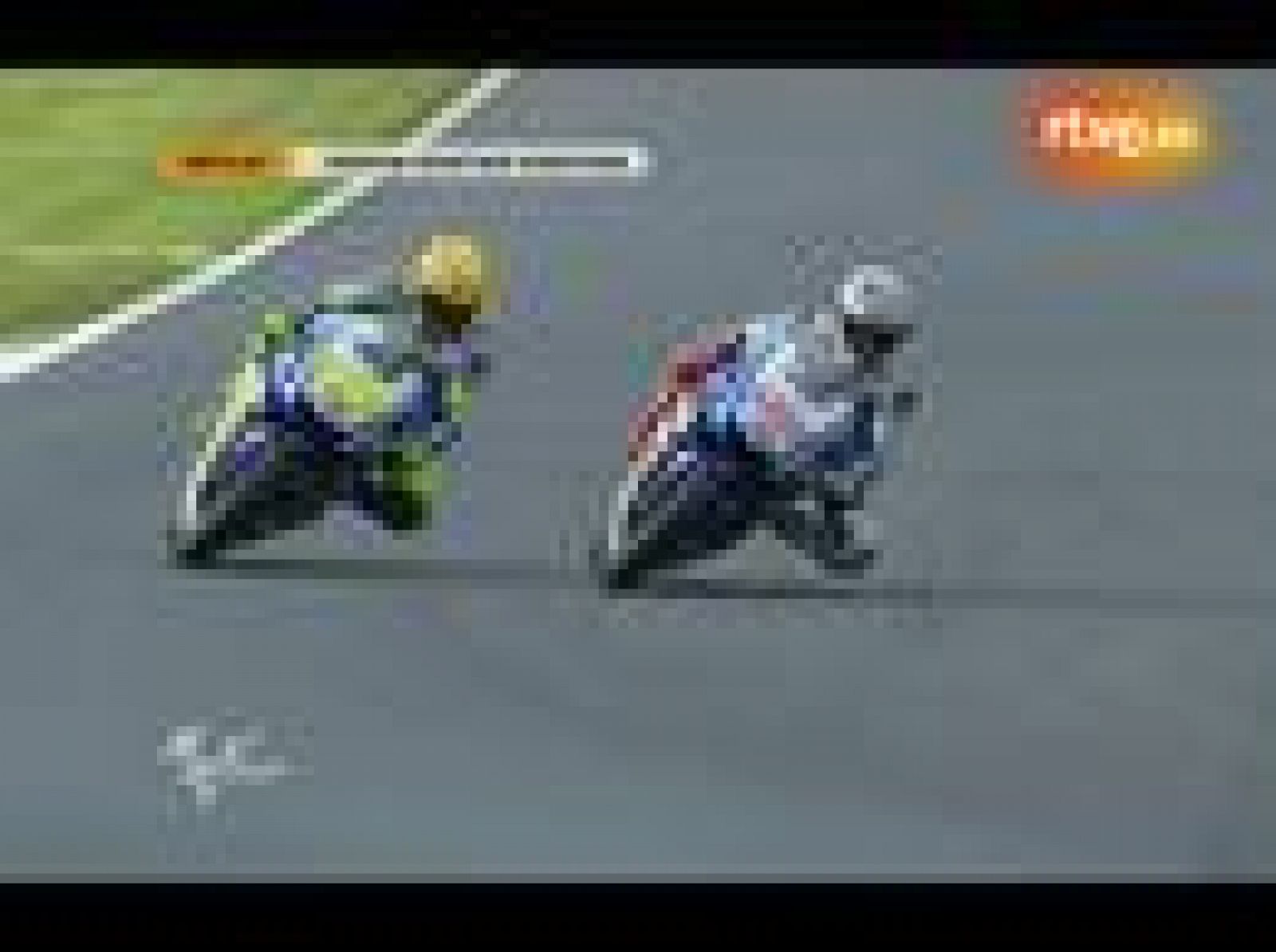 Valentino Rossi y Jorge Lorenzo han protagonizado una espectacular batalla sobre la pista de Motegi.