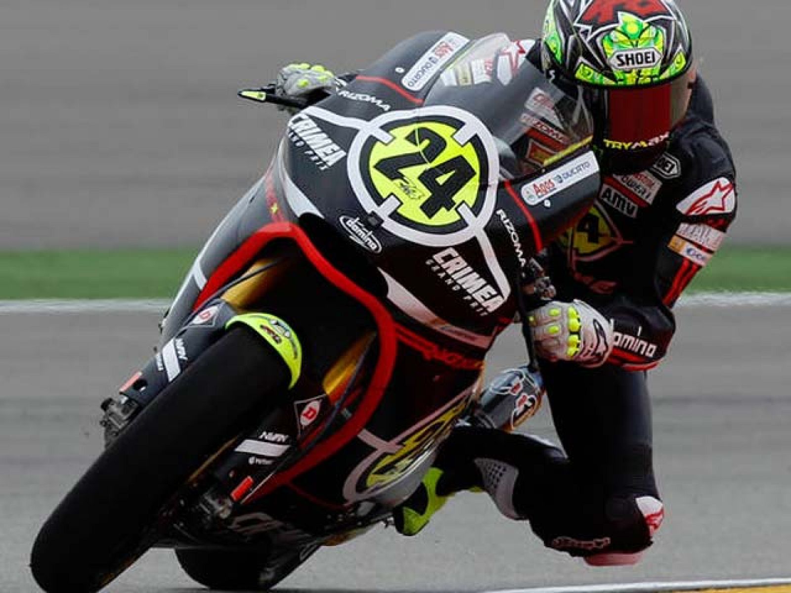 Poco le duró a Julián Simón la posibilidad de defenderse en el GP de Japón. Toni Elías era un piloto difícil de parar, y consiguió su séptima victoria de la temporada. Ahora, le bastará ser segundo en Malasia para proclamarse campeón. Séptima victoria también para Marc Márquez, inabordable todo el fin de semana.