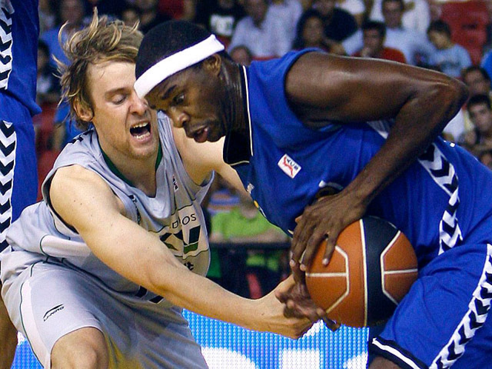 Cajasol pudo con DKV por un apretado 85-80 un encuentro en el que los tres primeros cuartos acabaron en empate. Bullock, con 19 puntos, el héroe local, bien secundado por Calloway y Kirskay.