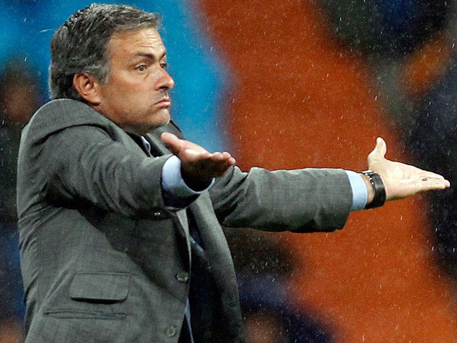 Jose Mourinho, entrenador portugués del Real Madrid, destacó, tras la victoria de su equipo ante el Deportivo (6-1), que las dudas que ha podido generar en los cuatro meses que lleva en el cargo le motivan y le hacen "reír".