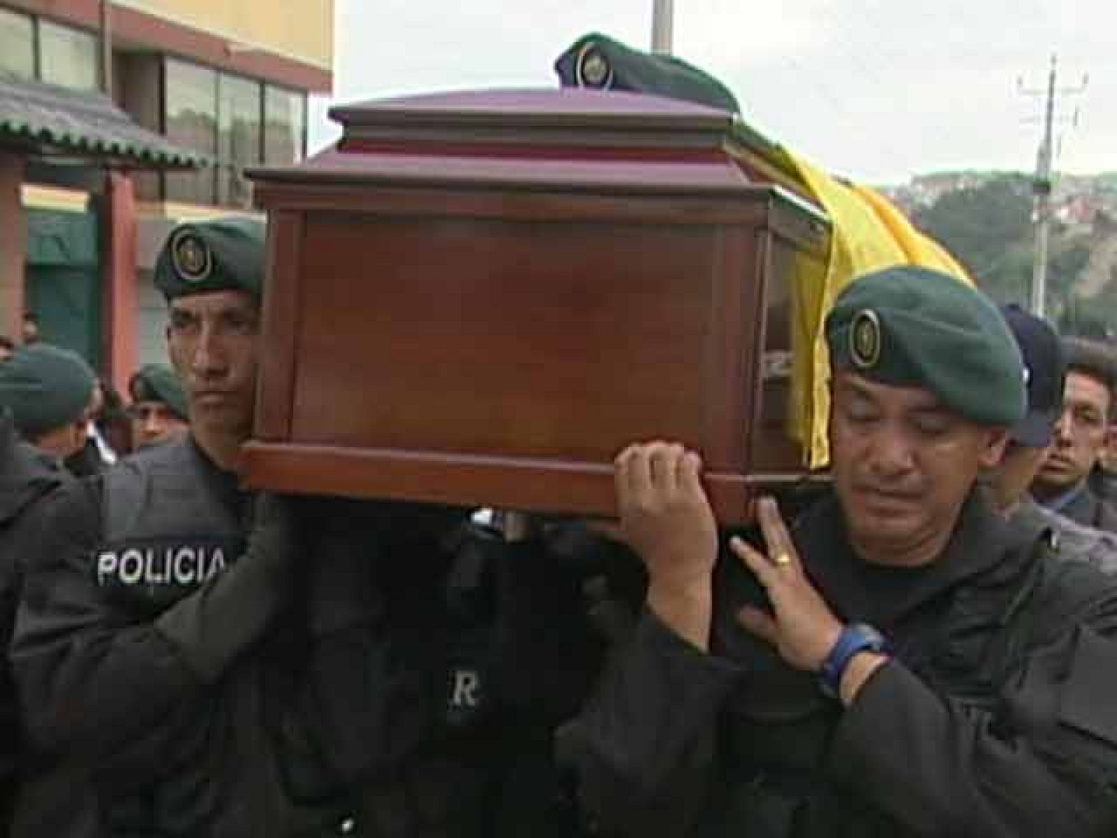 Ecuador da hoy otro paso hacia la normalidad después de la revuelta policial del jueves pasado , que a punto estuvo de sacar del poder al presidente Correa. Este lunes vuelven a abrir los colegios y universidades, y además, hoy también entrará en vigor la polémica ley que originó la protesta de los policías.