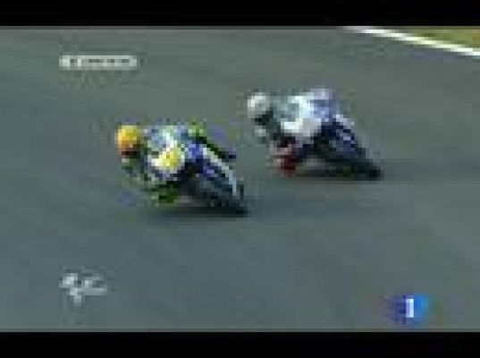  - Rossi y Lorenzo, espadas en alto.