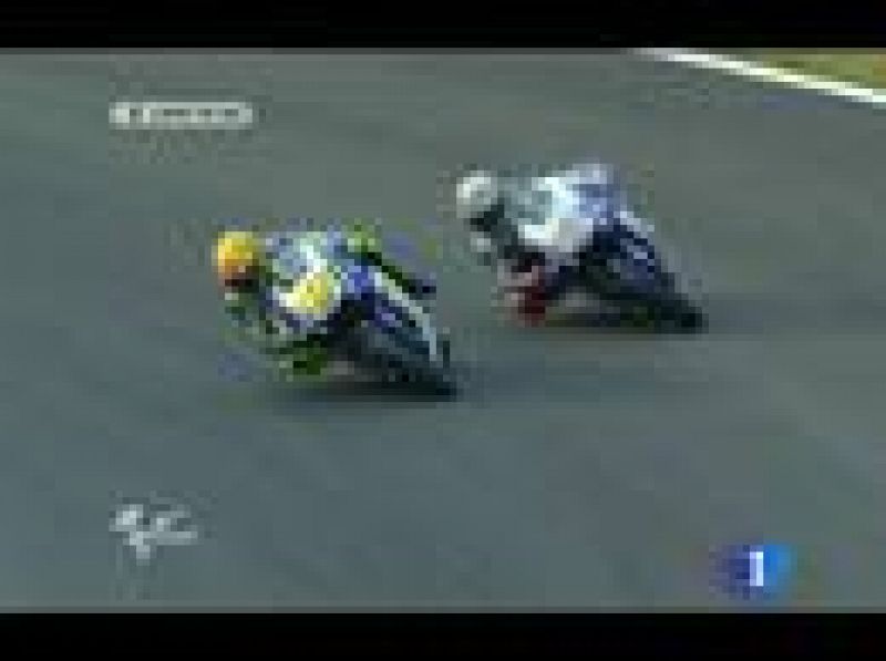 Rossi y Lorenzo protagonizaron un vibrante duelo sobre la pista de Motegi, en la que llegaron a contactar físicamente.
