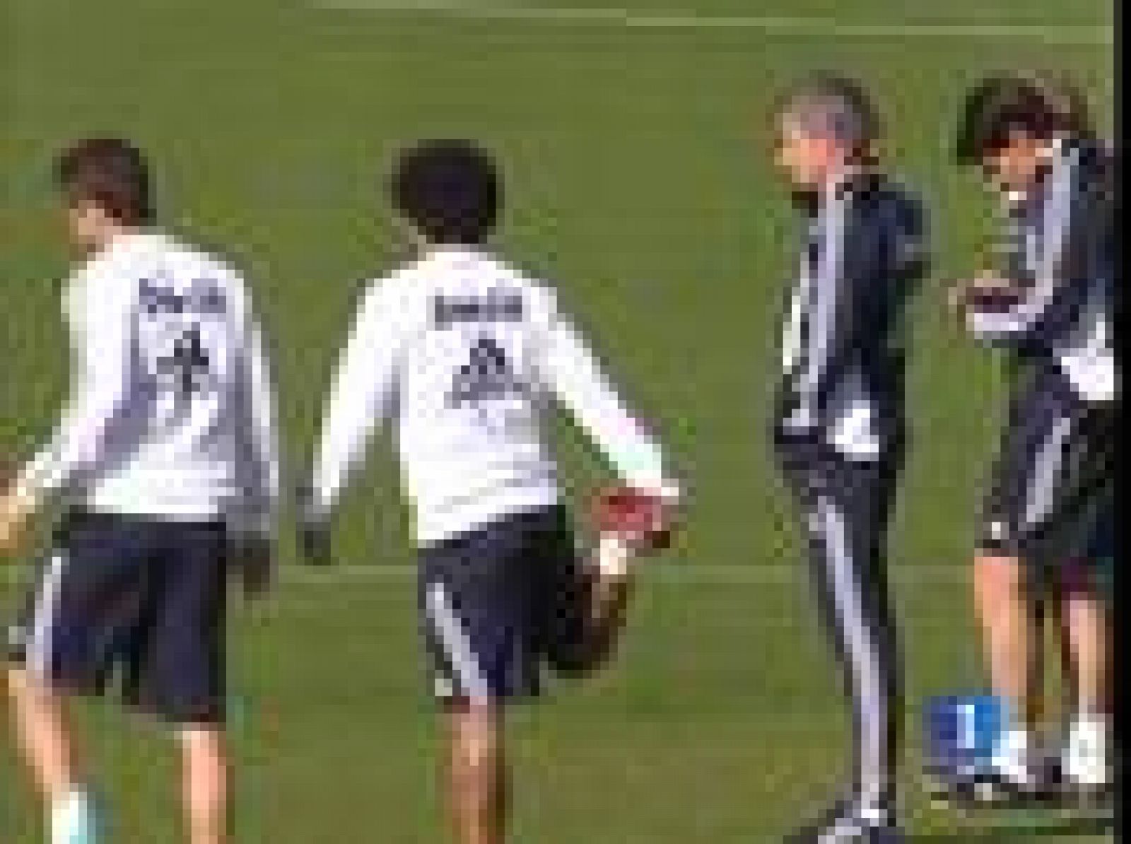 Con sólo ocho jugadores a las órdenes del entrenador, Jose Mourinho, por el éxodo de los internacionales, el Real Madrid volvió a un entrenamiento bajo mínimos en el que los apartados físico y técnico fueron los protagonistas.