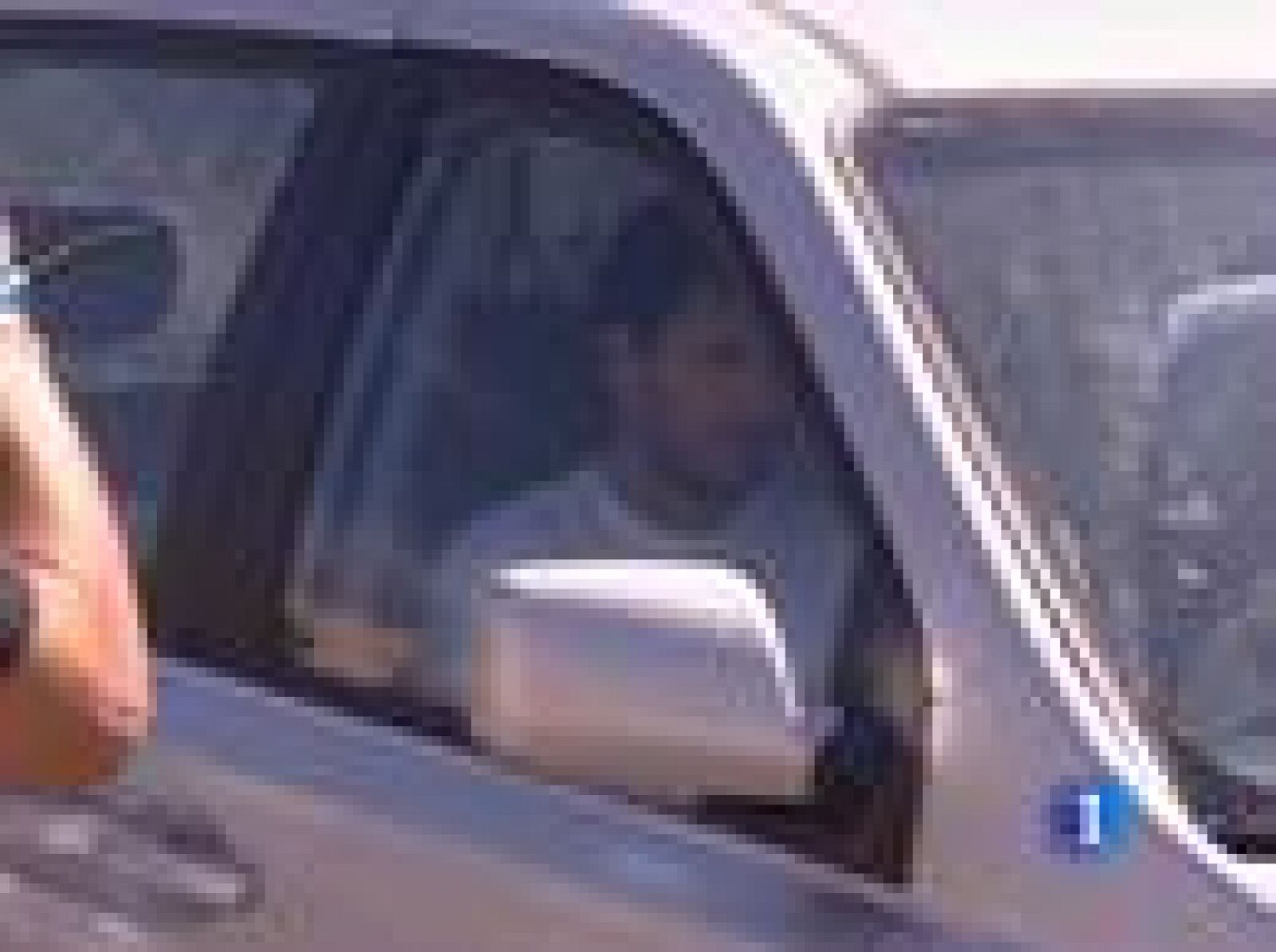 Enrique Cerezo, presidente del Atlético de Madrid, aseguró hoy que si llega alguna oferta por el uruguayo Diego Forlán "lo normal es que se hable" y que, "por educación, habrá que atenderla", aunque advirtió de que eso "no quiere decir" que el delant