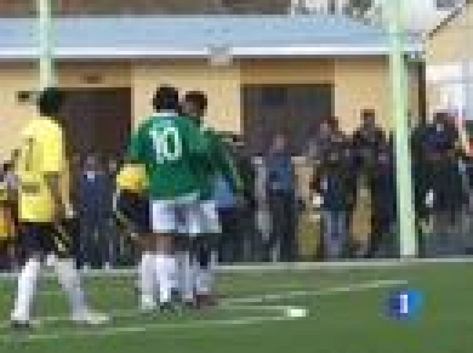 El presidente de Bolivia, Evo Morales, ha protagonizado una agresión en la entrepierna de un jugador rival en un partido amistoso entre políticos del gobierno boliviano ante los de la oposición.