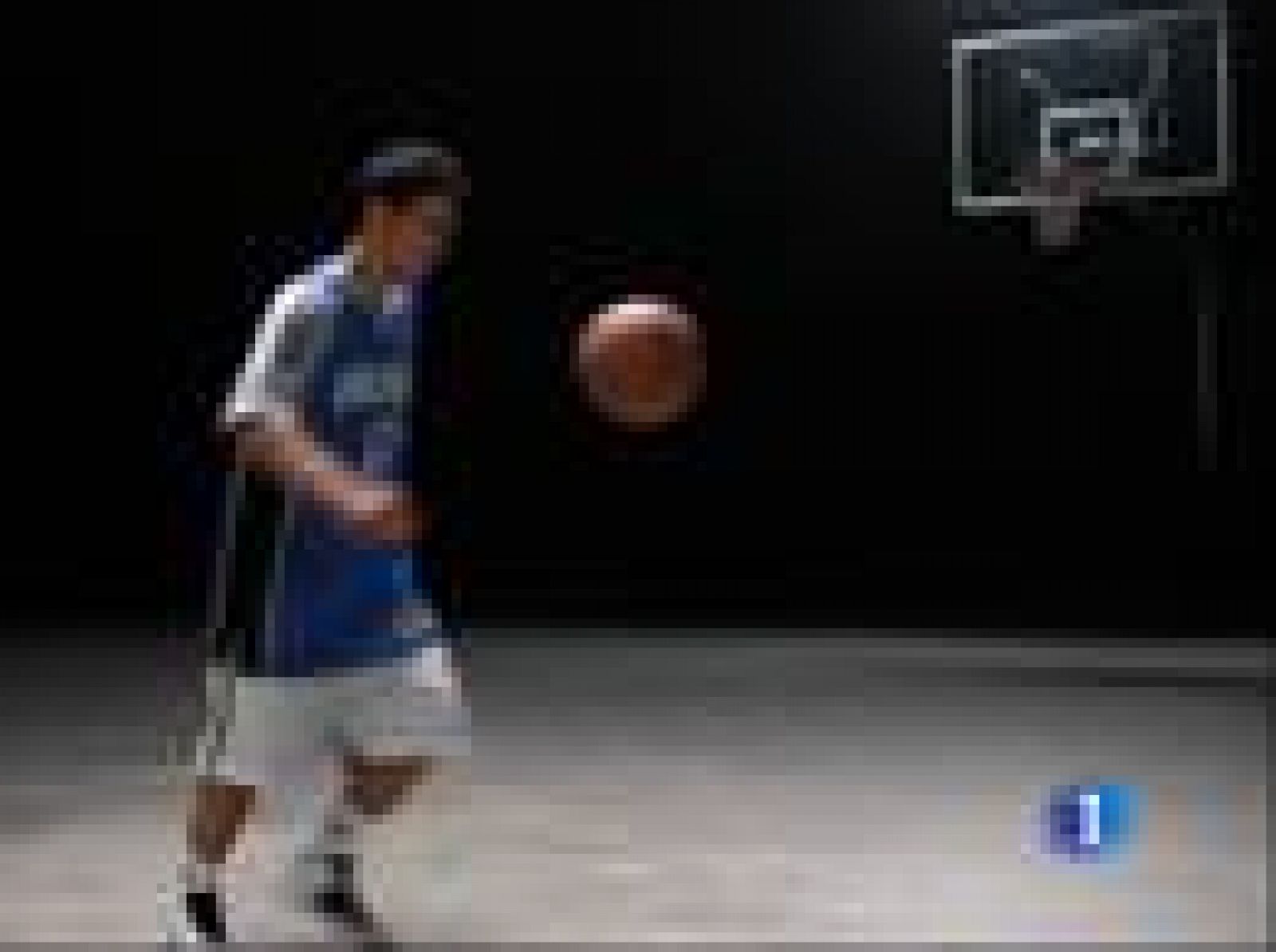 El delantero del Barcelona David Villa ha protagonizado un curioso anuncio en el que se cambia la camiseta con Tim Howard, jugador de los Magic de Orlando de la NBA y ha demostrado sus habilidades con el 'balón grande'.