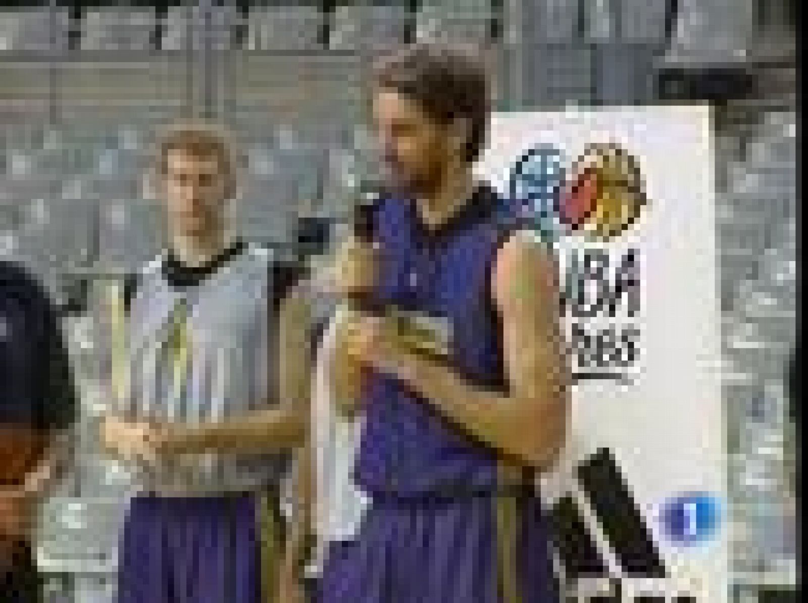 El mejor jugador del mundo, Kobe Bryant, ha piropeado a su compañero de equipo en los Lakers, el español Pau Gasol, del que ha asegurado que no lo cambiaría por nadie porque literlamente, le "encanta". Ambos se encuentran en Barcelona preparando el a